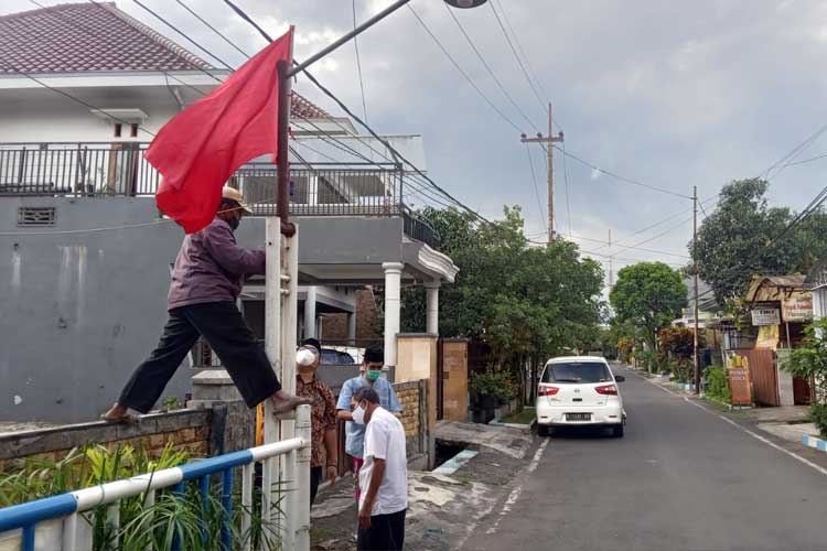 Pemasangan bendera untuk zonasi RT saat PPKM Mikro RT/RW (blok-a/bob bimantara)