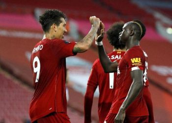 Roberto Firminho (kiri) menyelamati Sadio Mane setelah mencetak gol keempat untuk Liverpool. Foto: Phil Noble/Pool via Getty Images