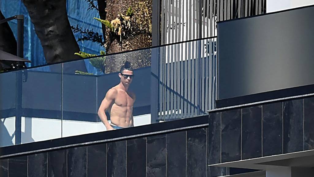 Cristiano Ronaldo di rumah mewahnya