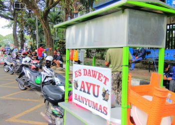 PKL berjualan di area Gedung DPRD Kota Malang