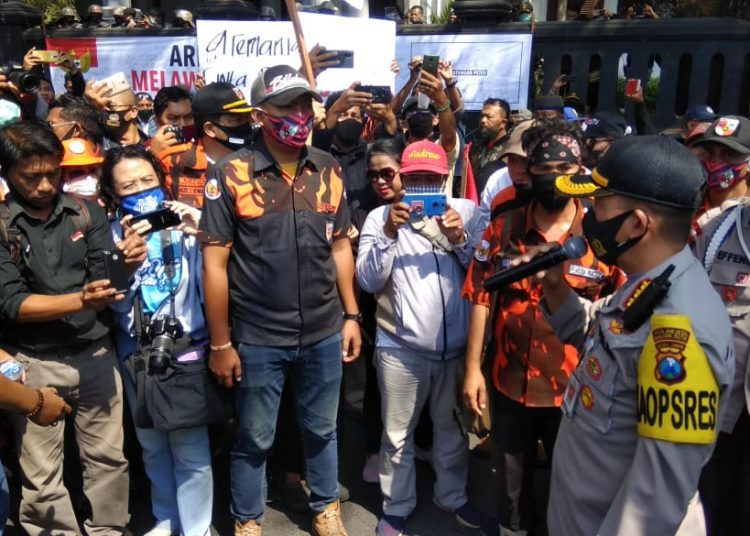 Massa melakukan aksi damai di depan Gedung DPRD Kota Malang