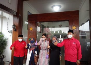 Krisdayanti (tengah) Saat Kampanyekan Pasangan Sandi Di Pilbup Malang