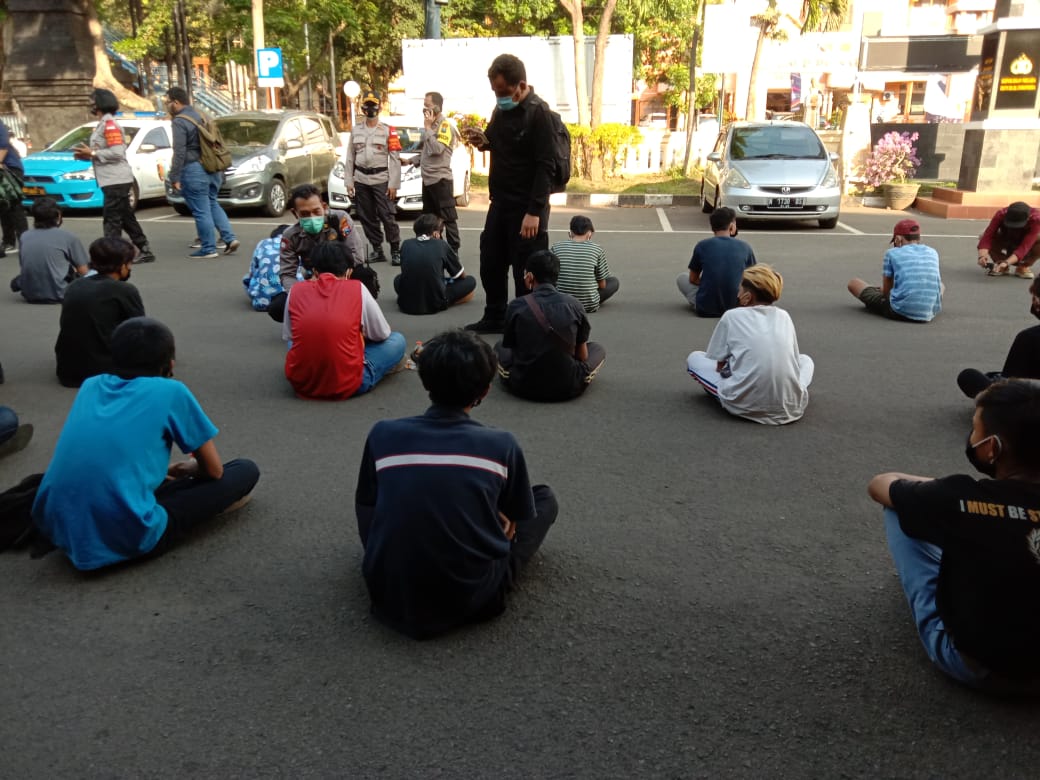 Pendemi Diciduk Polisi