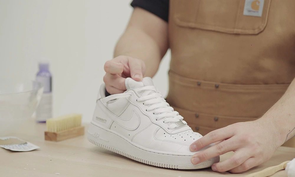 Perawatan Sepatu Putih