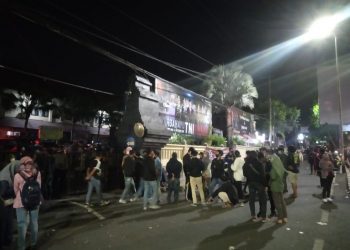 Keluarga Dan Teman Pendemo Aksi Demo Di Malang Memadati Mako Polresta Malang Kota
