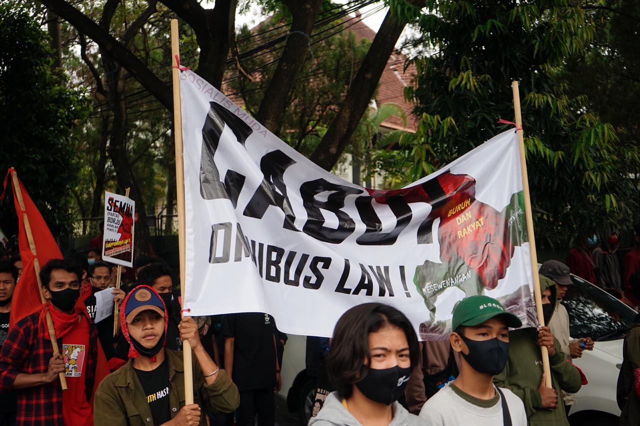 Mahasiswa Menuntut Dicabutnya Omnibus Law