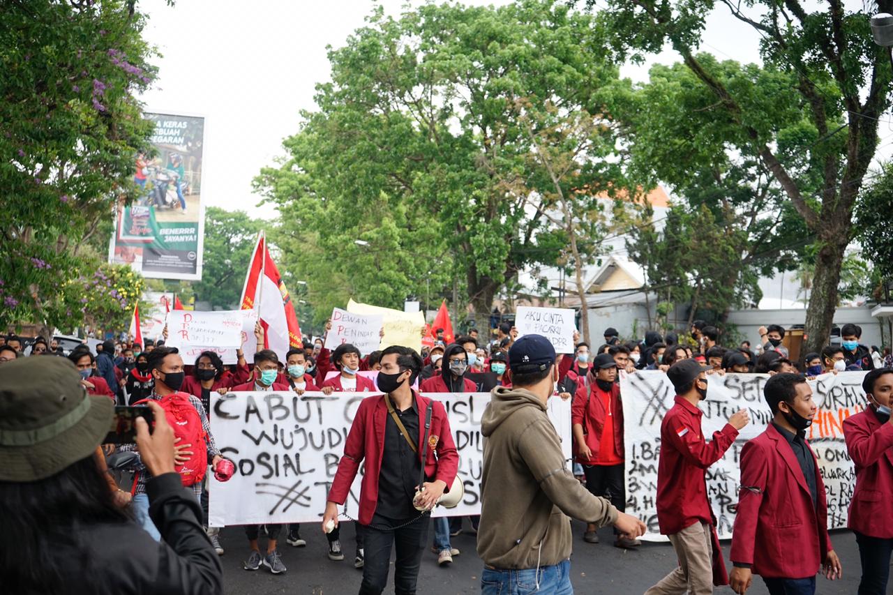 Mahasiswa Turun Ke Jalan Tolak Omnibus Law