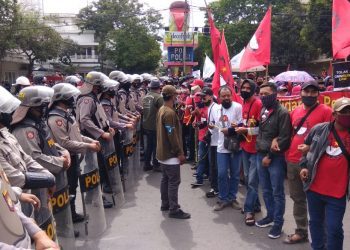 Massa Aksi Tolak Omnibus Law Di Perempatan Rajabali
