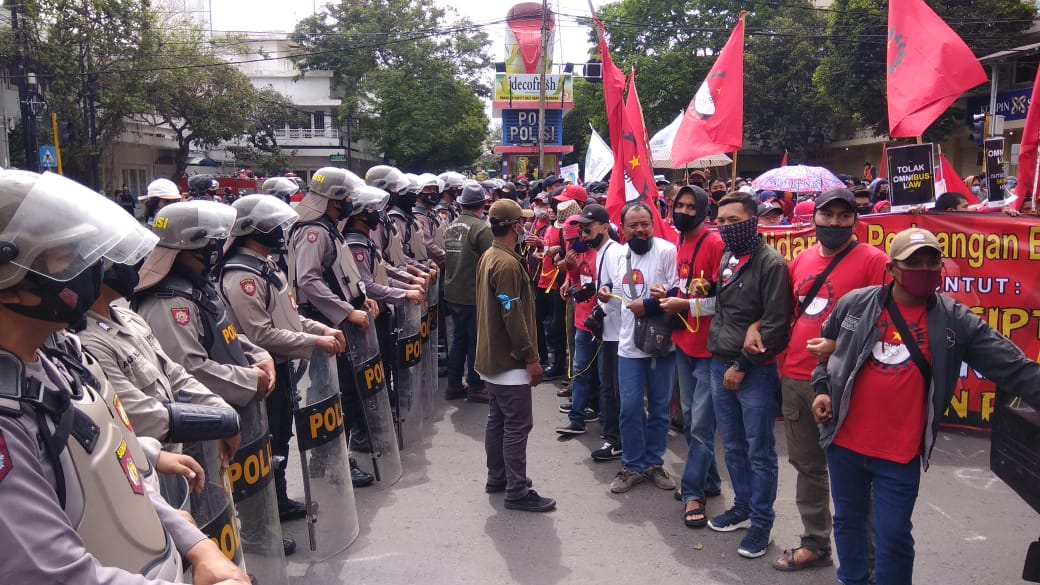 Massa Aksi Tolak Omnibus Law Di Perempatan Rajabali