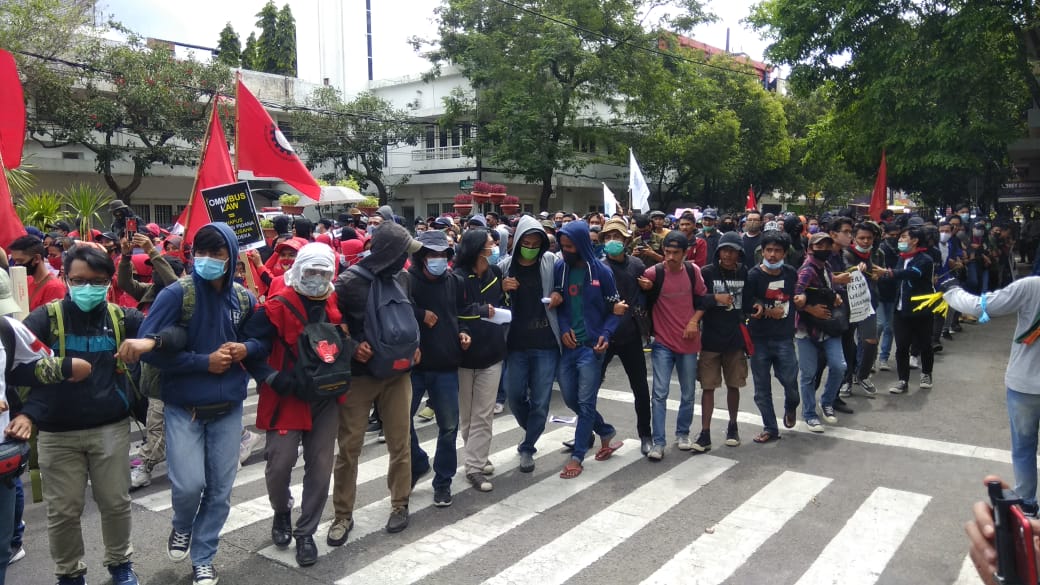 Massa Unjuk Rasa Membuat Border Line