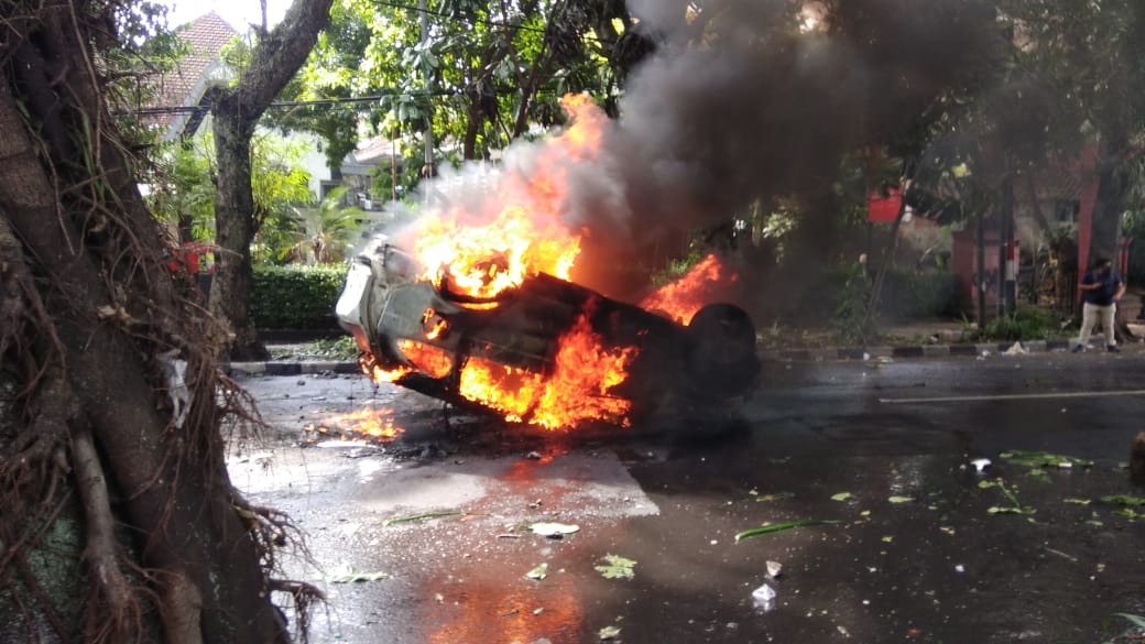 Mobil Yang Dibakar