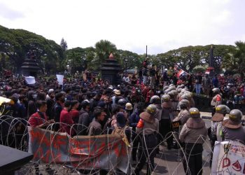 Suasana Aksi Tolak Omnibus Law Di Kota Malang