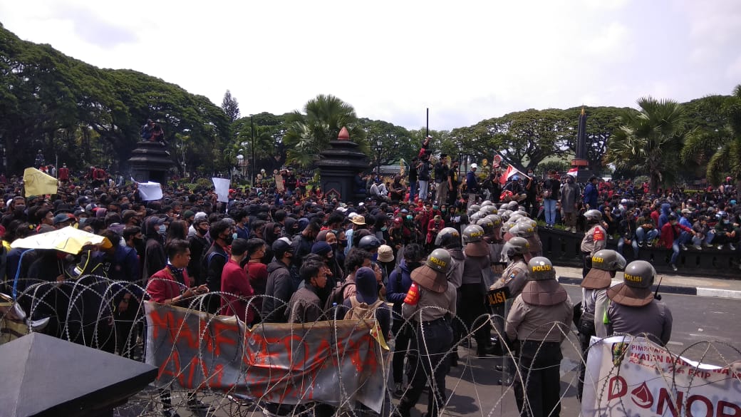 Suasana Aksi Tolak Omnibus Law Di Kota Malang