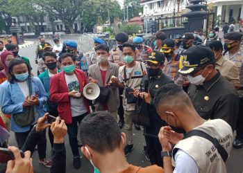 Wali Kota Malang Sutiaji Saat Menemui Massa Demo