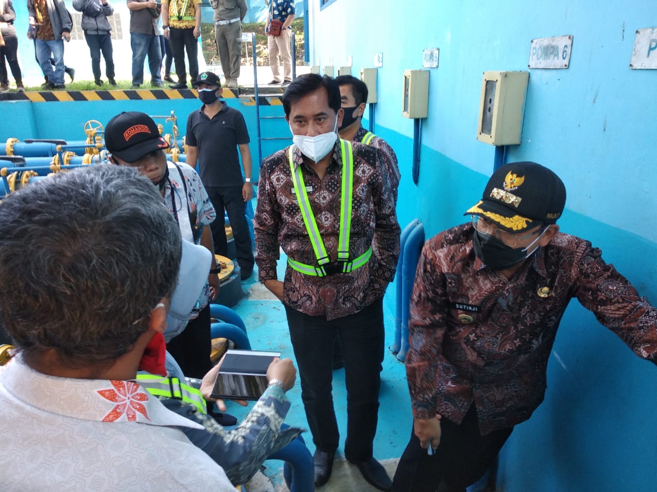 Dirut PDAM Nor Muhlas dan Wali Kota Malang Sutiaji saat memantau kualitas air