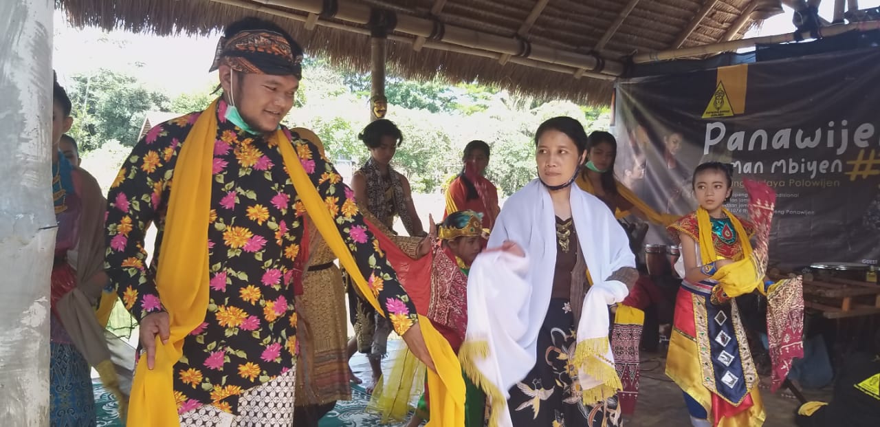 Solois Yudi Prata Saat Mengisi Acara Di Kampung Budaya Polowijen