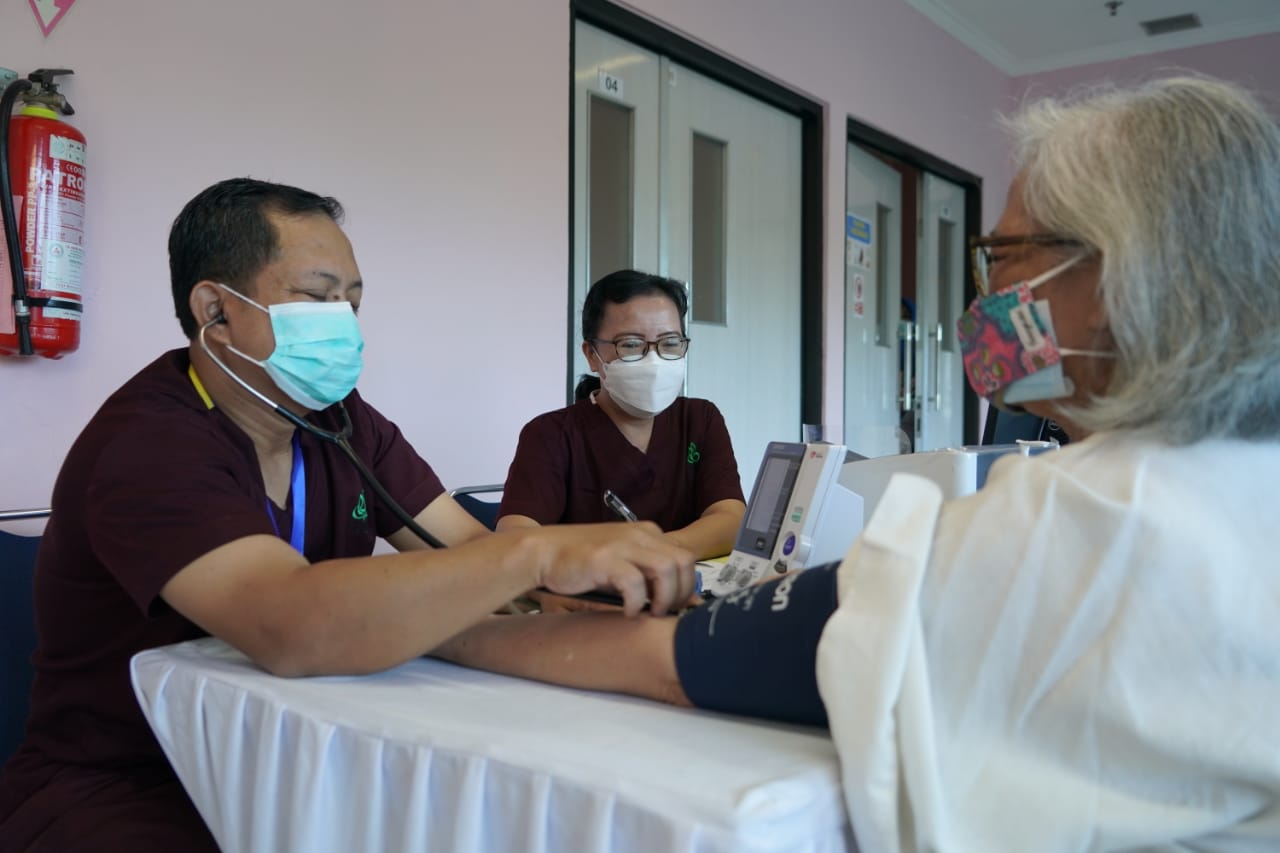 80 Tenaga Kesehatan Lansia Menerima Vaksinasi COVID-19 di RSUP Fatmawati