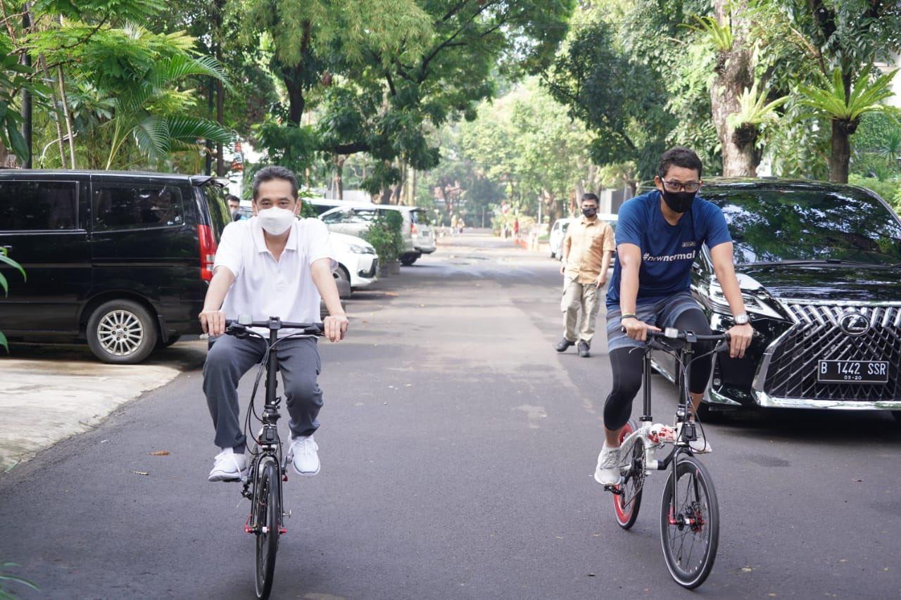 Menparekraf Sandiaga Uno saat bersepeda