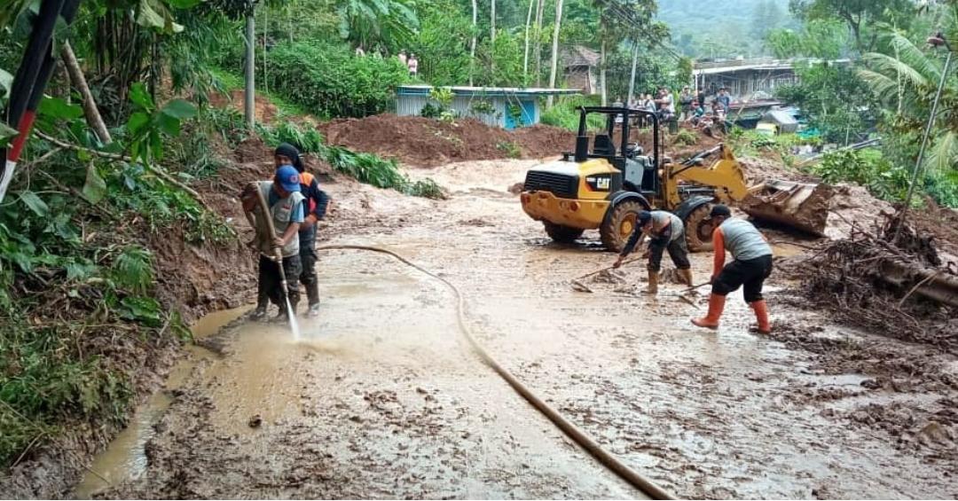 Jalur Malang-Kediri mulai dibersihkan pasca longsor, Kamis (4/2)