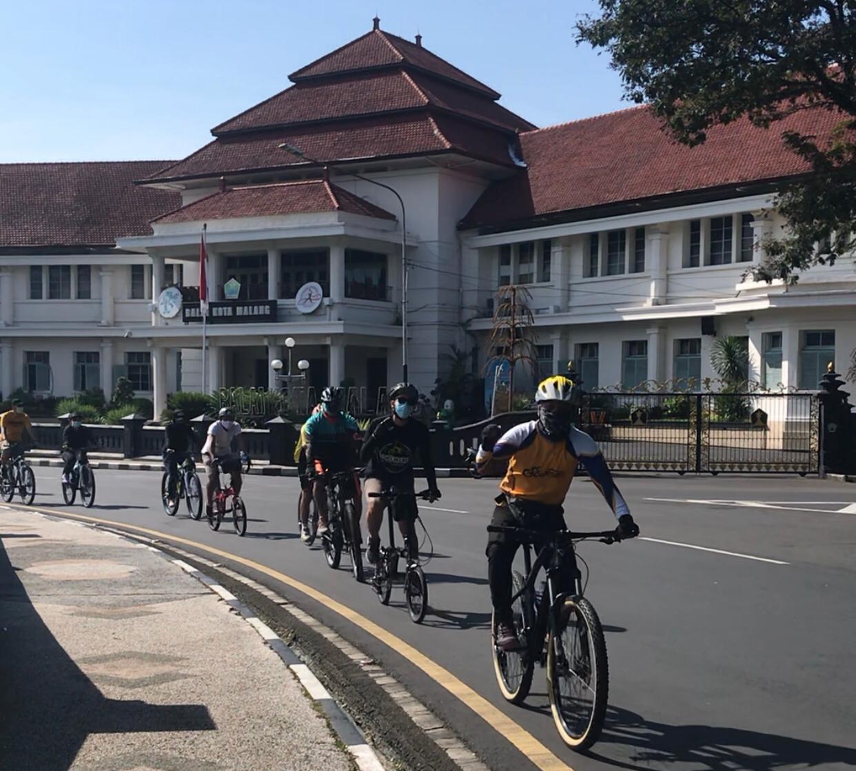 Rombongan gowesata mengelilingi Kota Malang
