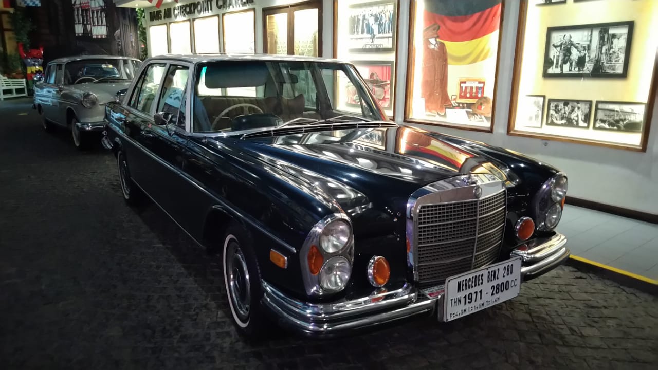 Mercedes benz 280 di Museum Angkut