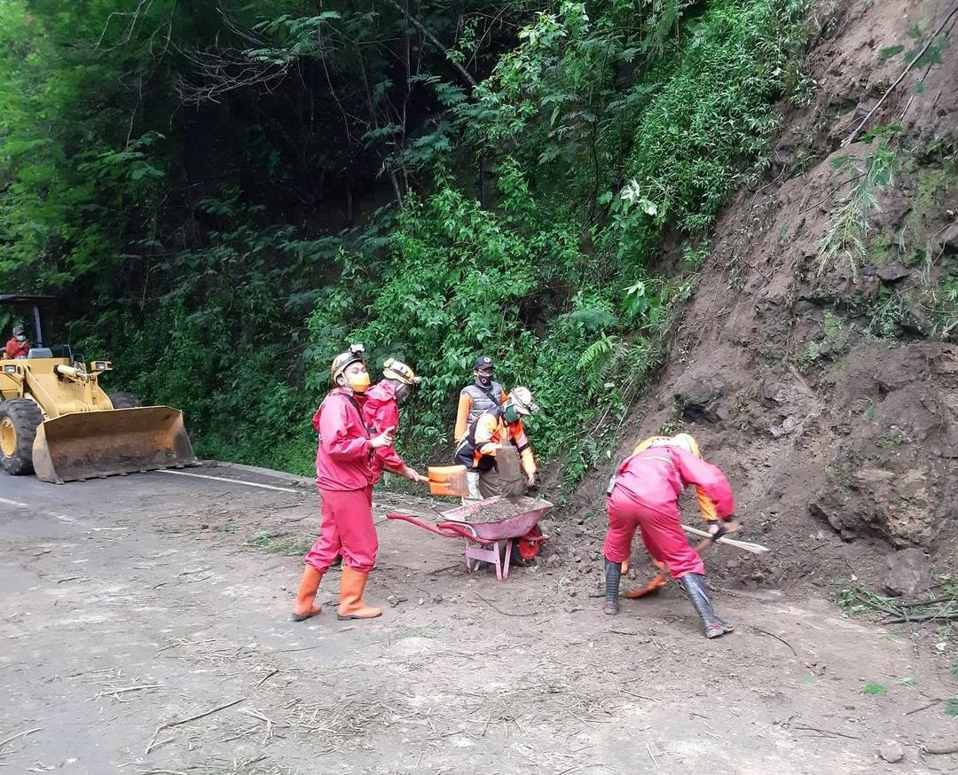 Evakuasi tanah longsor di Kota Batu