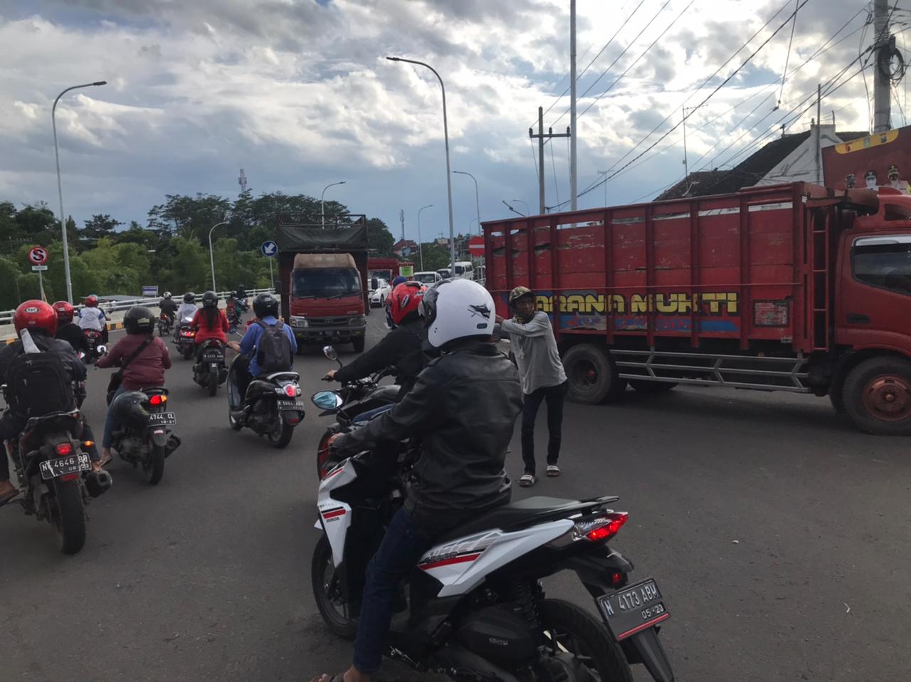 Jembatan Kedungkandang ramai dilewati warga