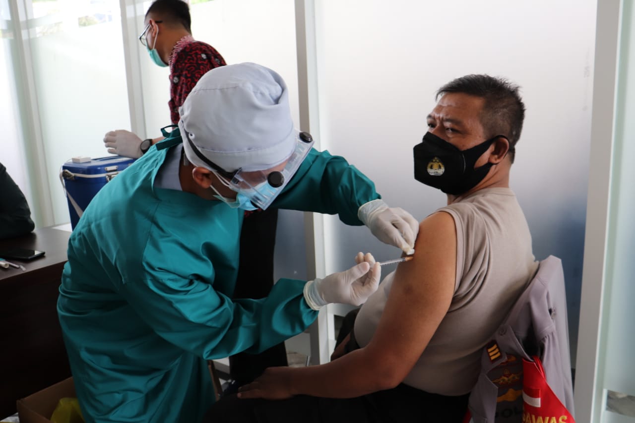 Anggota Polres Batu divaksin