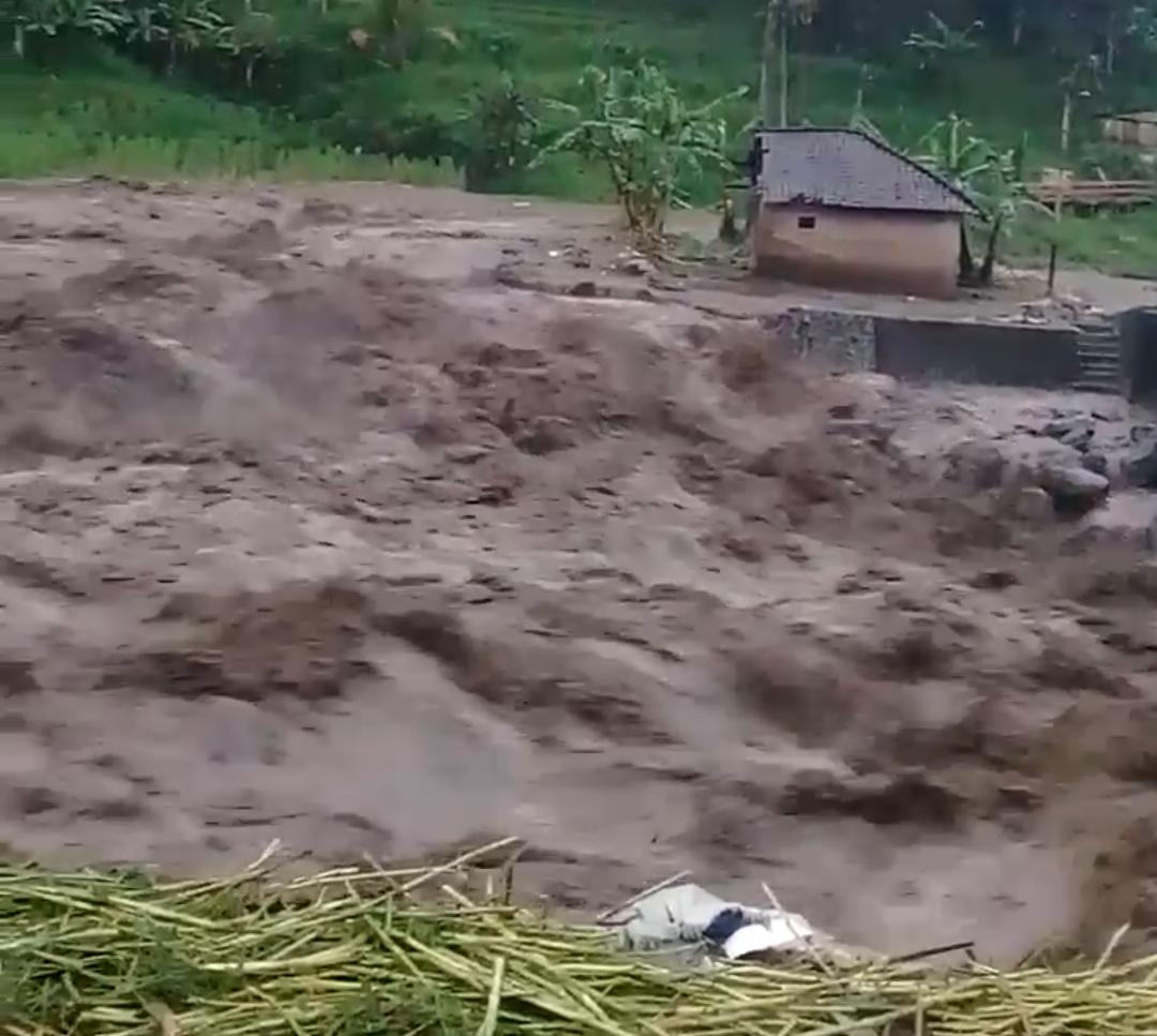 Gambar Amatir Banjir Bandang