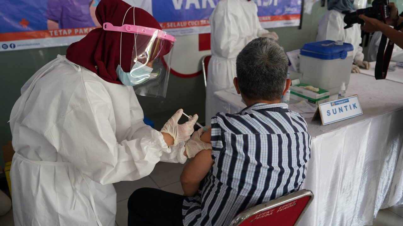 Positif COVID-19 Usai Divaksinasi? Begini Penjelasan Komnas KIPI dan Kemenkes