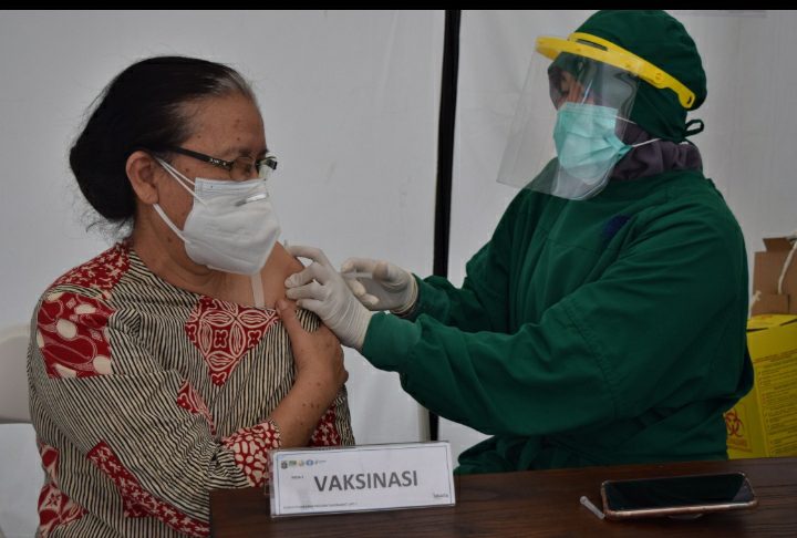 Puskesmas Kramat Jati Lakukan Vaksinasi COVID-19 Perdana bagi Nakes Lansia