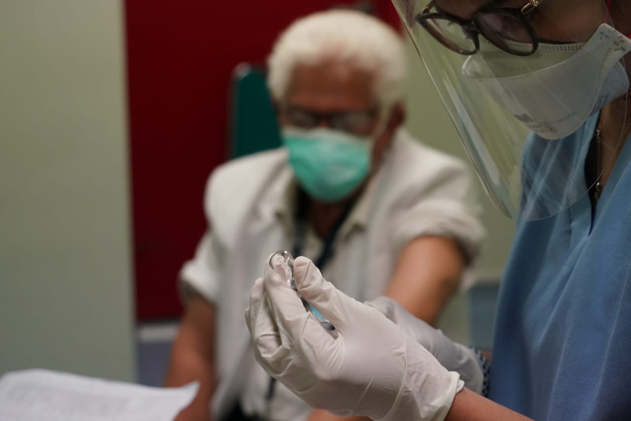 RSCM Gelar Vaksinasi Perdana COVID-19 bagi 15 Dokter Lansia