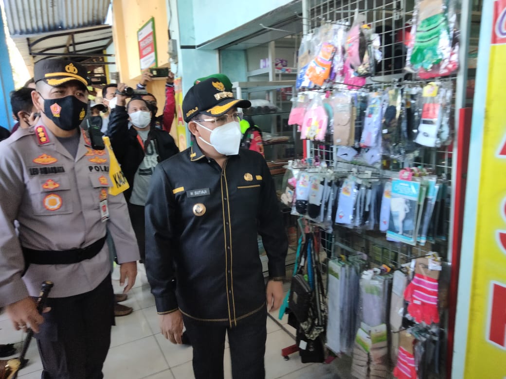 Wali Kota Malang Sutiaji (kanan)