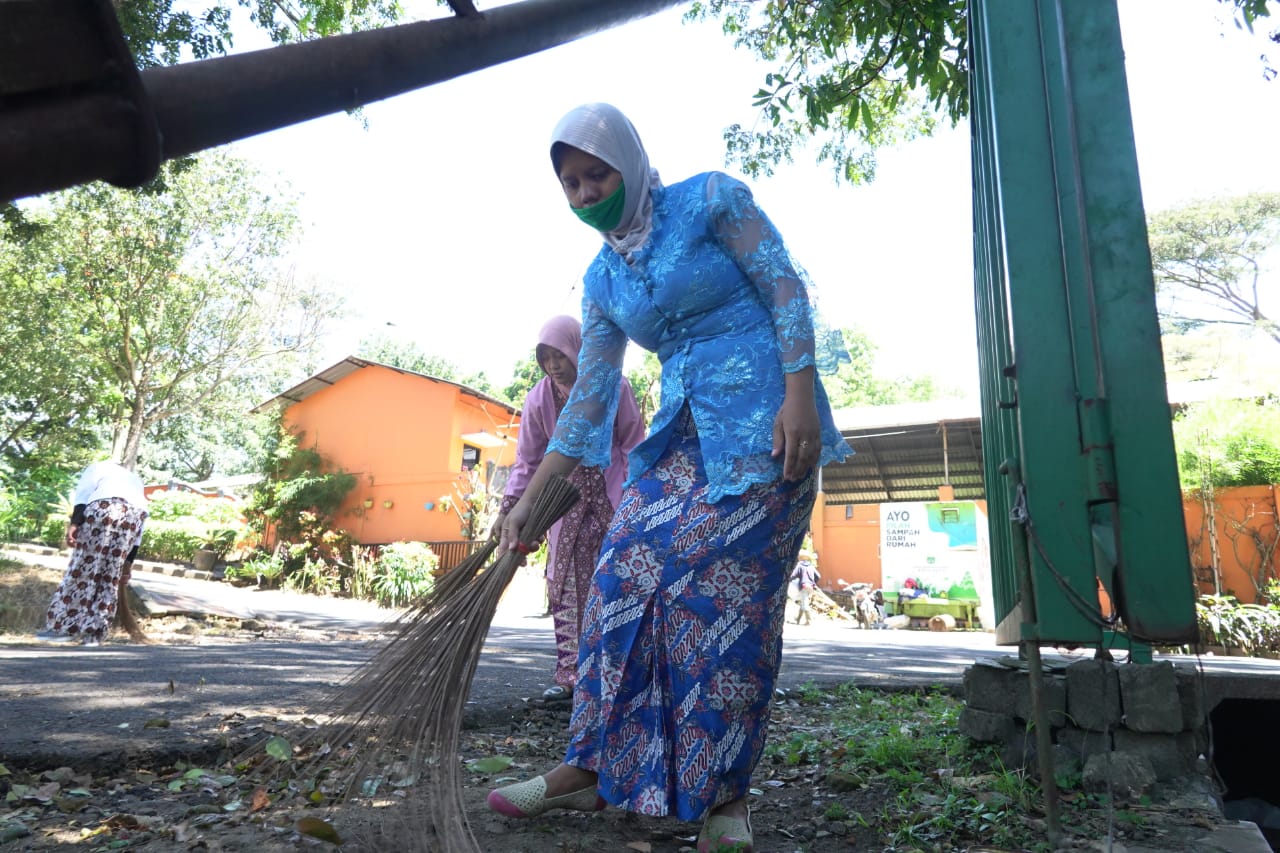 Bersih Bersih Pakai Kebaya
