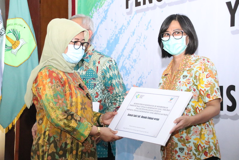Pemerintah Salurkan Insentif Pada 30.105 Tenaga Kesehatan yang Tangani COVID-19