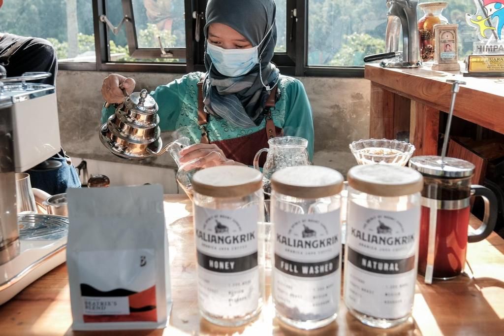 Siaran Pers : Menparekraf Berharap Kopi Kaliangkrik asal Magelang Naik Kelas - PEDULI COVID19