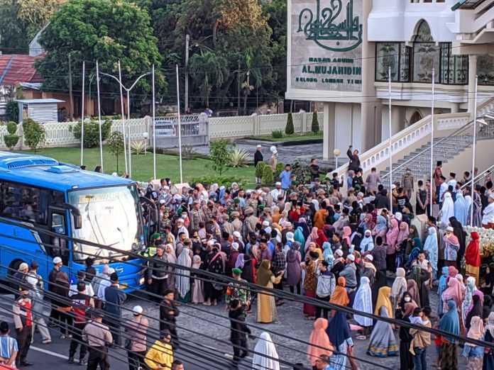 Ratusan CJH Asal Lotim Berangkat ke Tanah Suci - INSIDELOMBOK