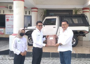 ketua PMI Kabupaten,  Jember, H EA Zaenal Marzuki, AH. MH. Usai menandatangani MoU dengan hotel Java Lotus Jember