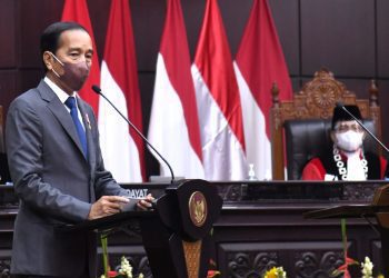 Jokowi Menganjurkan Masyarakat Kembali Pakai Masker di Dalam dan Luar Ruangan