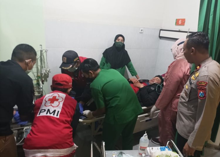 Kapolsek Singosari, Kompol Achmad Robial dan tim rescue mengantar survivor hilang di Gunung Arjuno di rumah sakit (ist.)