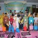 Foto bersama saat acara pemberian santunan kepada 100 anak yatim di Kantor Kelurahan Kebonsari. (f: blok-a.com/Anggun)