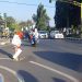 Membahayakan kesehatan pengguna jalan, warga memberi tanda daun kelapa kering jalan berlubang bekas galian pipa gas. (F: blok-a.com/Soni)