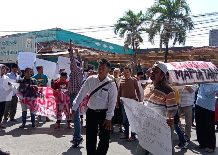 Massa PWPS ketika melakukan aksi di kantor BPN Sumenep, Selasa (23/8/2022) (blok-a.com/Aldo)