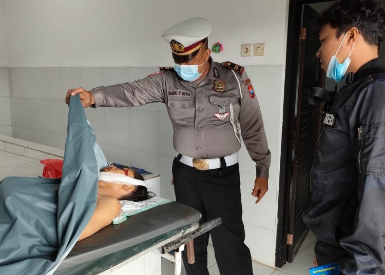Kanit lantas Polsek Genteng, Iptu Nanang Wardhana ketika melihat korban di RSUD Genteng, Kamis (25/8/2022).