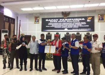 Ketua DPRD Kota Malang, I Made Rian Diana Kartika bersama Wakil Walikot Malang, Edi Sofyan Jarwoko setelah rapat pripurna bersalaman, Jumat (12/08/2022) (blok-a/Putu Ayu)