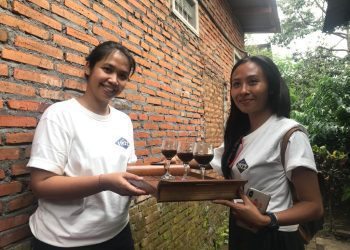 Dua perwakilan Akartana sedang memegang kopi wine, Rabu (31/08/2022)
