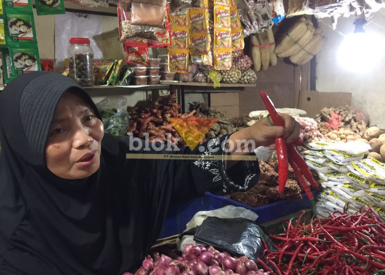 Pedagang Cabai Aliyah (55) di Pasar Besar Kota Malang, Selasa (13/09/2022) (blok-A.com/Putu Ayu)