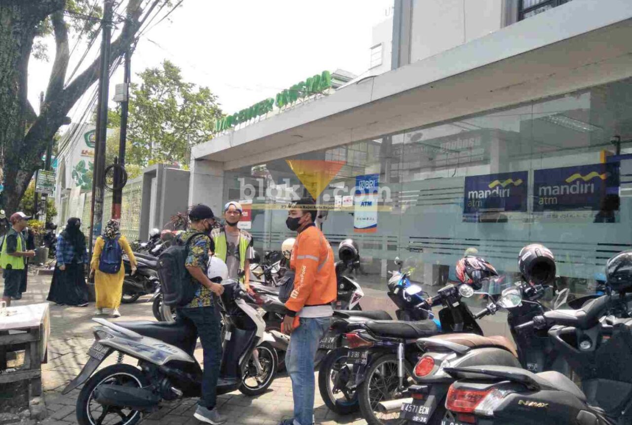 ATM Unisma Komplotan