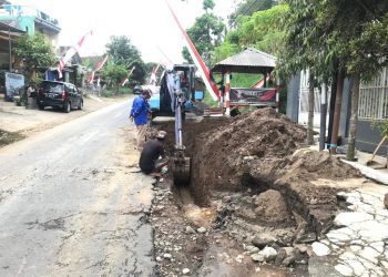 Perbaikan pipa PDAM Kota Malang di Kecamatan Tumpang Kabupaten Malang (blok-A.com/Bob)