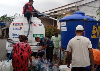 Petugas PMI dan BPBD Jember ketika mendistribusikan air bersih di kelurahan Patrang dan Jember Lor, Minggu (4/9/2022) (F: istimewa)